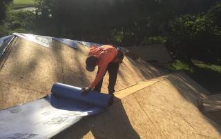 parlament roofing worker installing polystick roof covering